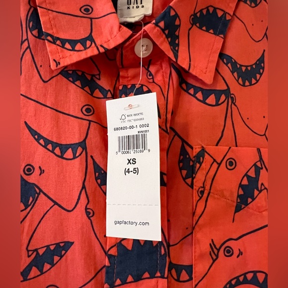 Gap Kids | Shark Print Button Down (Boys XS) - Picture 4 of 5
